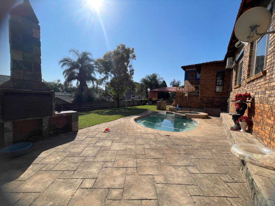 6 Bedroom Property for Sale in Ifafi North West